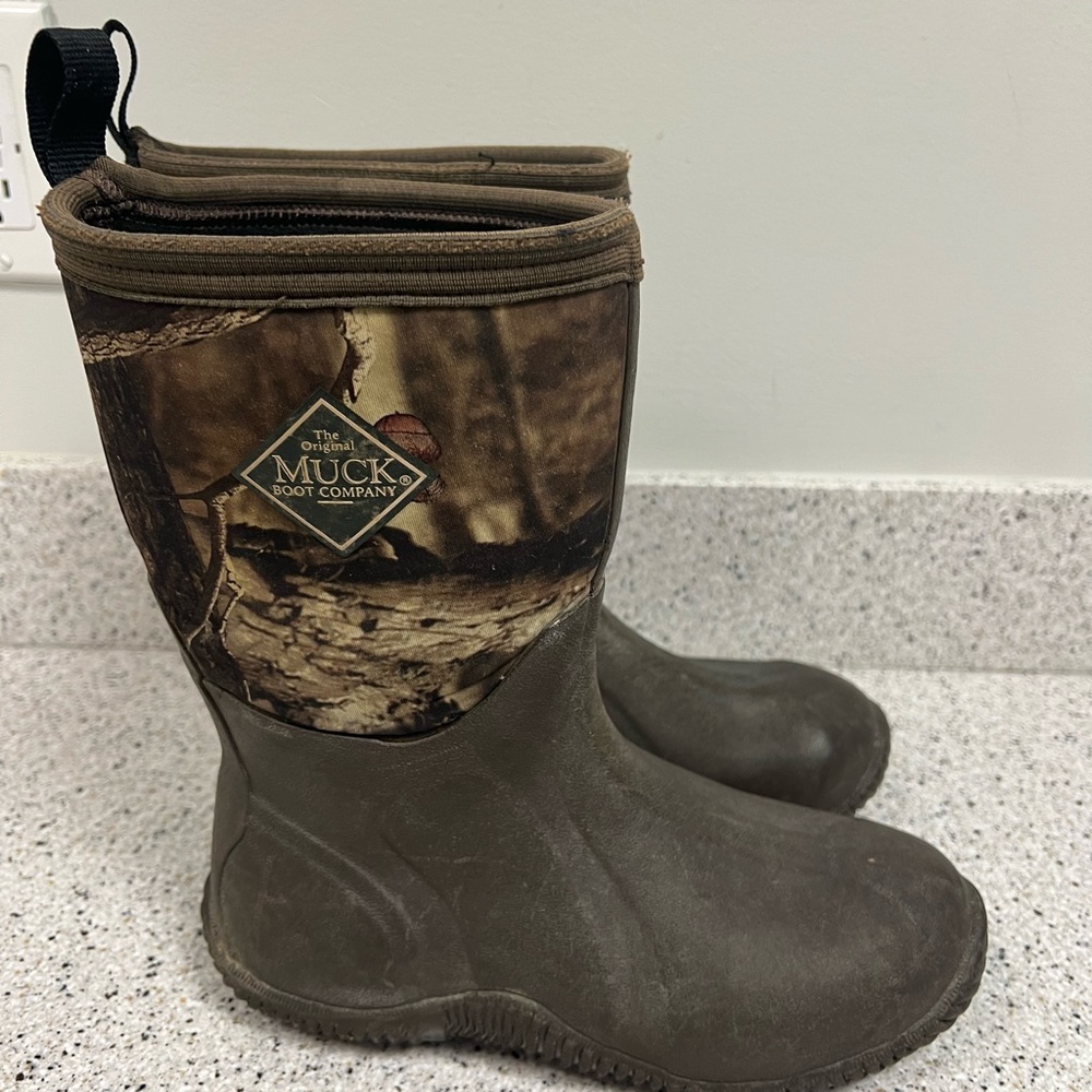 Boys  camo muck boots size 5
